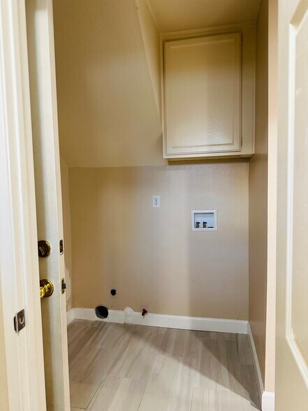 Laundry area w/access to garage - 555 W Lemon Ave