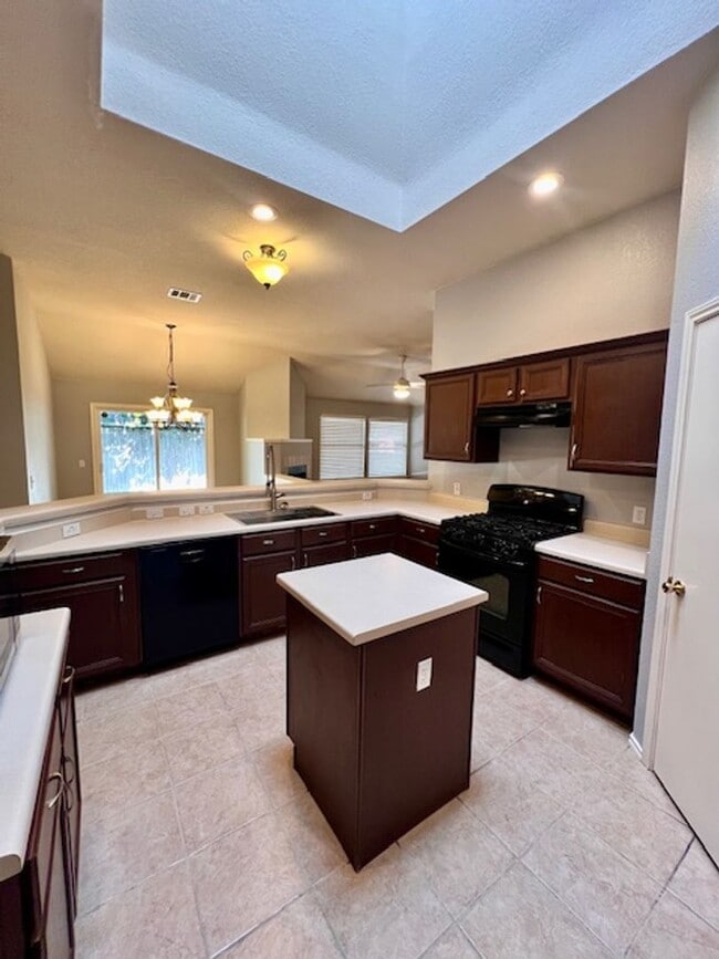 Building Photo - Steeds Crossing / One Story / 3 bedrooms, 2 bath, 2 living / Pflugerville ISD