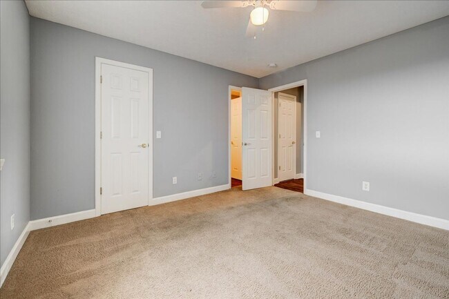 Building Photo - 3 bedroom 2 Bath Large Apartment Home $1,569/mo Rent