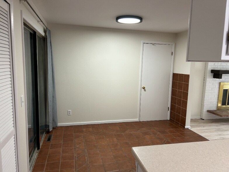 Building Photo - 2620 Lloyd Cir