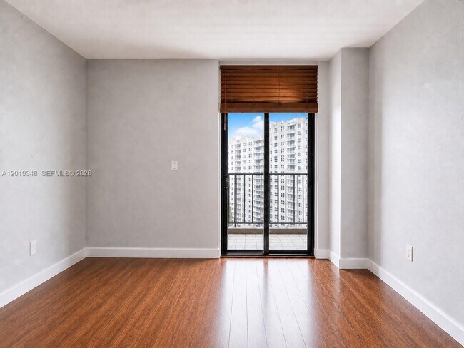 Building Photo - 520 Brickell Key Dr
