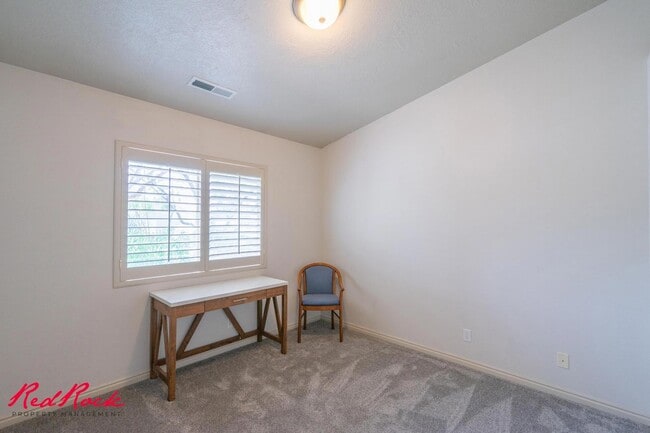 Building Photo - Partially Furnished 3 Bedroom Home with Co...