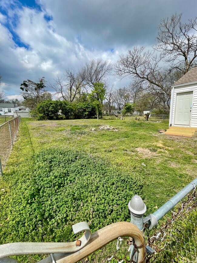 Building Photo - Charming Hideaway: 2BR Cozy House