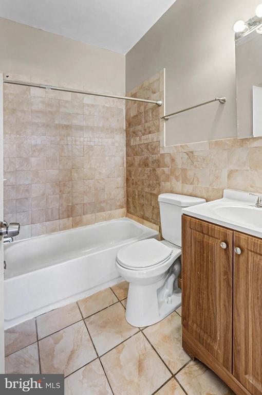 Building Photo - 407 W 28th St