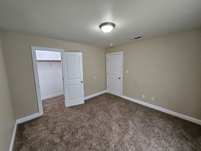 Building Photo - 121 Eagle Pt Dr