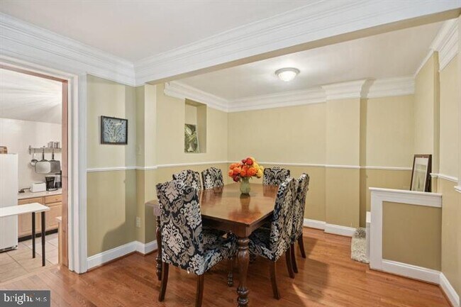 Building Photo - 3705 S Four Mile Run Dr