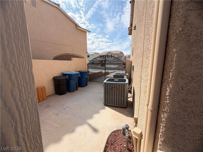 Building Photo - 6564 Fieldmouse Ave