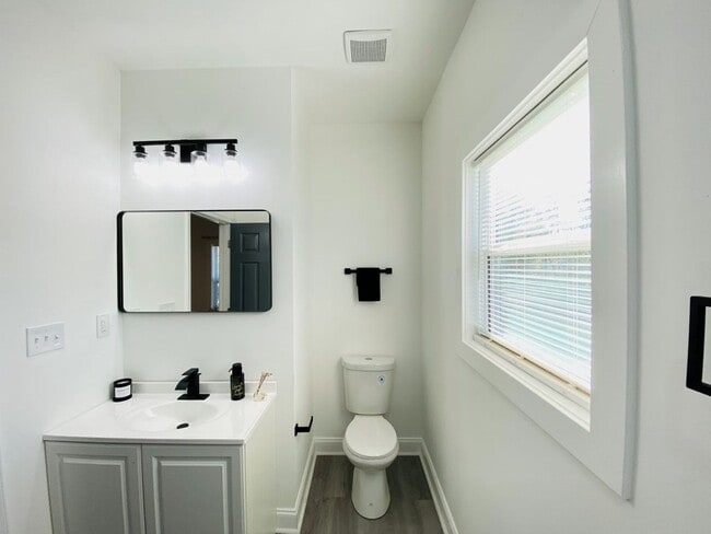 Building Photo - 326 2nd Ave