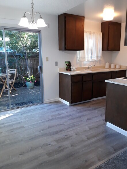 Building Photo - 1530 Valle Vista Ave