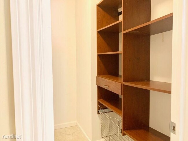 Building Photo - 3 br, 3 bath Townhome - 2314 W Bancroft Ct
