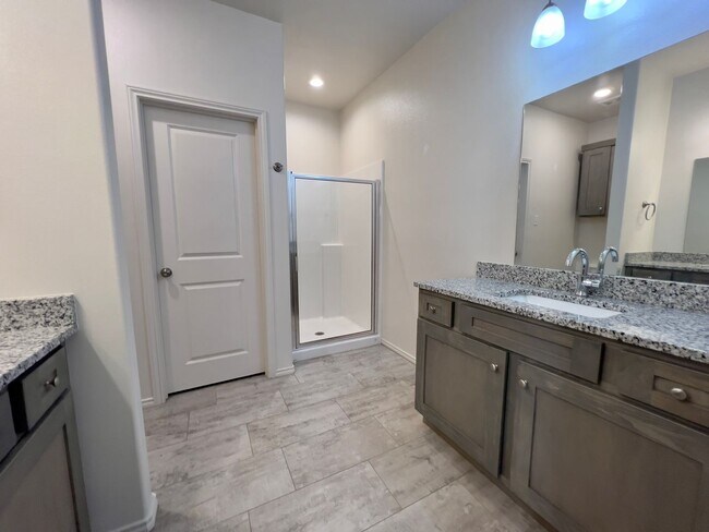 Building Photo - Charming 2 Bedroom, 2 Bathroom Townhome in...