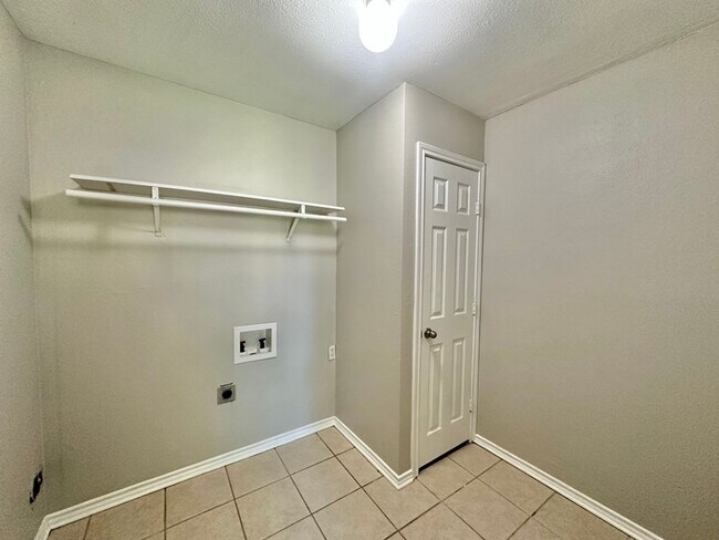 Building Photo - Stoneridge Duplex 454/452