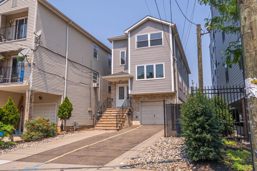 Front of home - 1117 Chestnut St