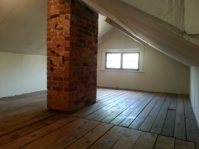 Building Photo - Campus Home With Amazing Location and Laun...