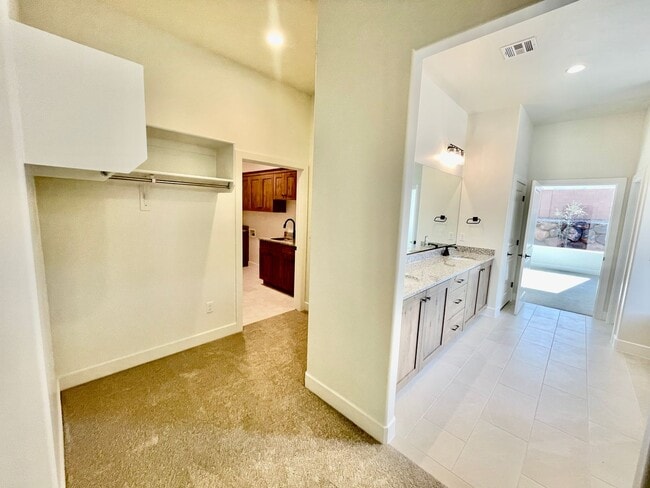 Building Photo - Beautiful Three Bedroom Home in Desert Cliffs