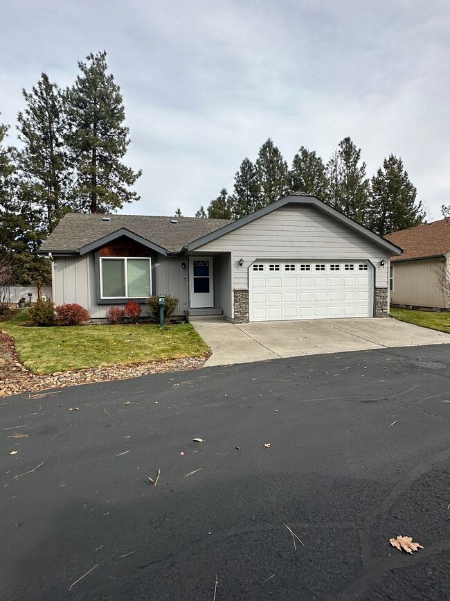 Primary Photo - 3 Bedroom / 2 Bathroom Home in The Gated Troutcreek Village in Sisters