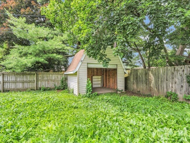 Building Photo - 615 Breen Dr
