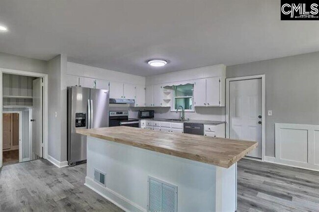 Building Photo - 4057 Rosewood Dr