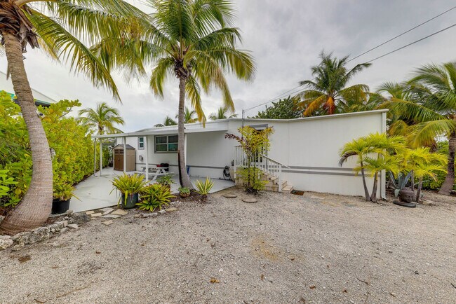 Building Photo - 398 Burton Dr