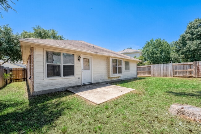 Building Photo - Spacious 3-Bedroom, 2-Bathroom Home with F...