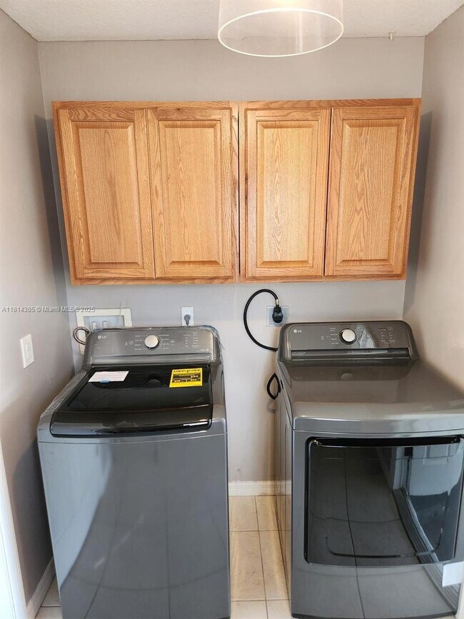 Building Photo - 6404 Las Palmas Way