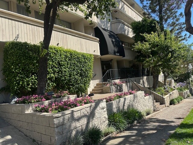 Building Photo - 11645 Montana Ave