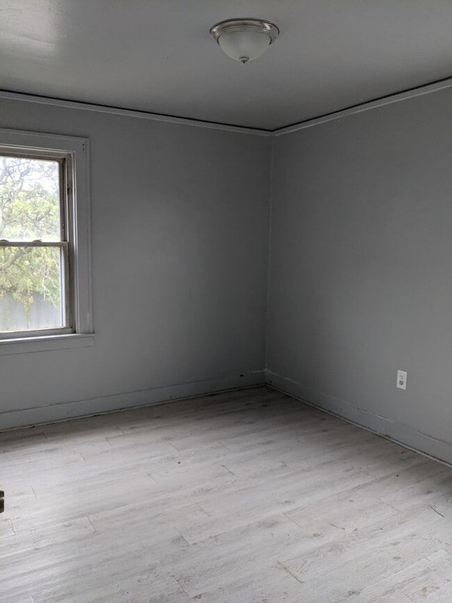 Building Photo - 9341 Roselawn- 3 BEDS & 1.5 BATH FOR RENT!