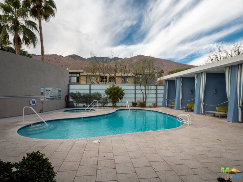 Building Photo - 1020 E Palm Canyon Dr
