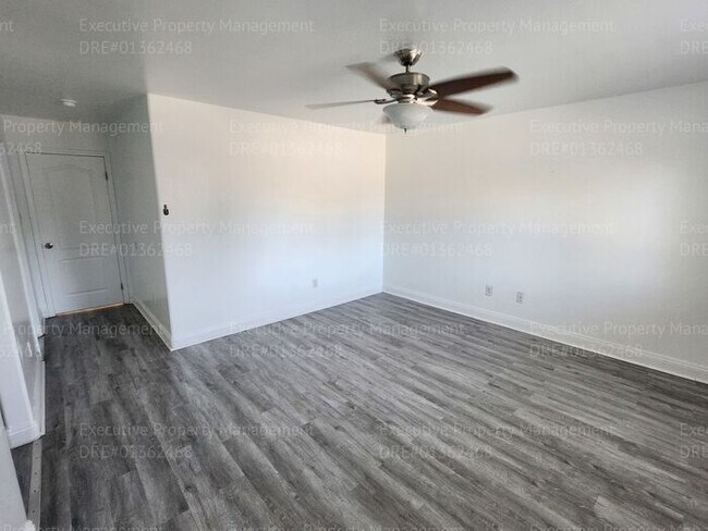 Building Photo - 4 bedroom/ 2 bathroom located in the South...