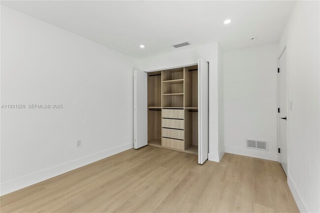 Building Photo - 16859 Crestview Ln