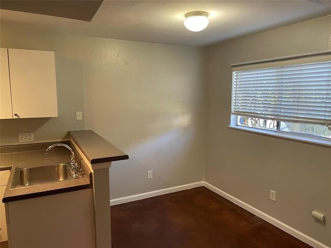 Building Photo - 610 Franklin Blvd