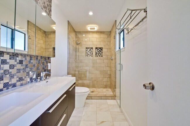 Building Photo - 1108 Shoreline Dr