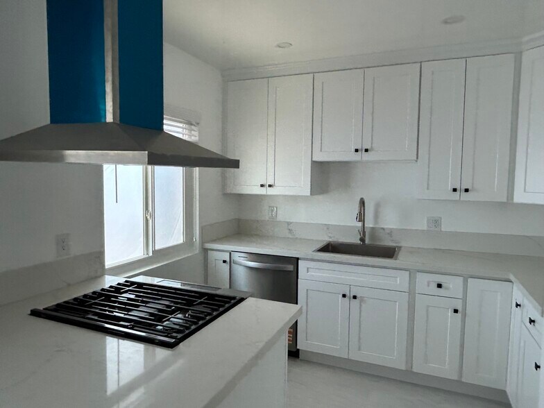 Kitchen with Cooking Island - 325 S Doheny Dr
