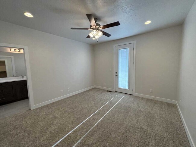 Building Photo - Crimson Park Townhome!