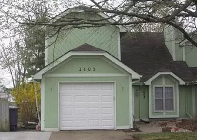 Primary Photo - Charming 3 Bed / 2 Bath Home with Fenced Y...