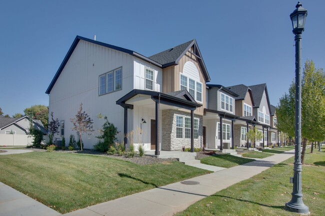 Building Photo - Beautiful 3 Bedroom Boise Townhome!