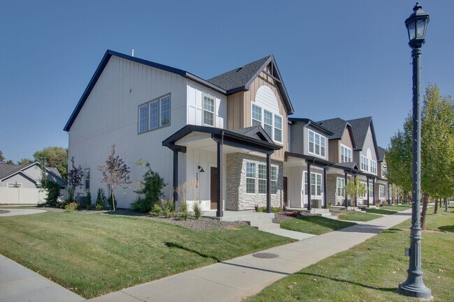 Building Photo - Live the Good Life in this GORGEOUS Townhome!