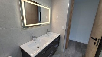 Building Photo - 9925 Costa del Sol Blvd