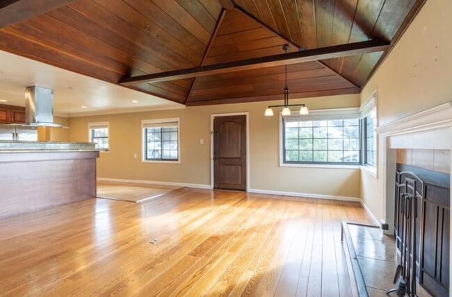 Building Photo - 363 Bancroft Way