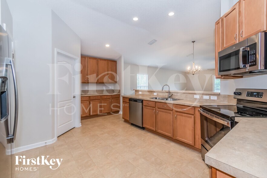 Building Photo - 6869 Southern Oaks Dr W