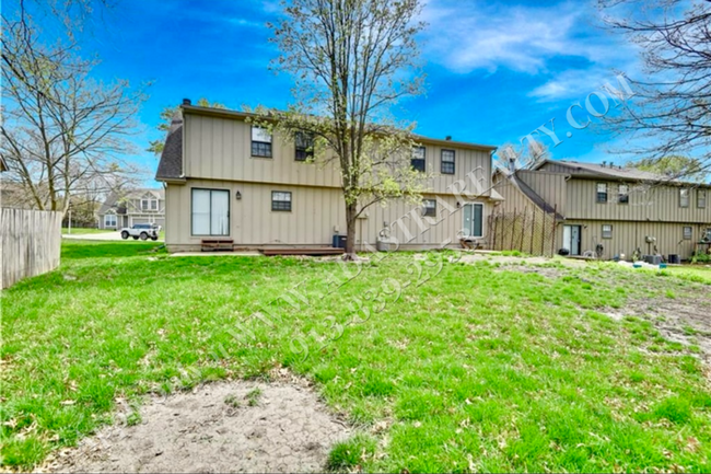 Building Photo - 3 Bed 1.5 Bath Duplex in Blue Valley Schoo...