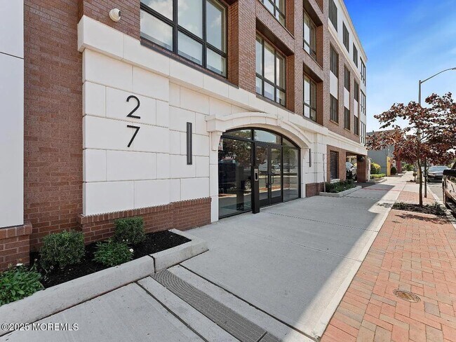 Building Photo - 27 3rd Ave