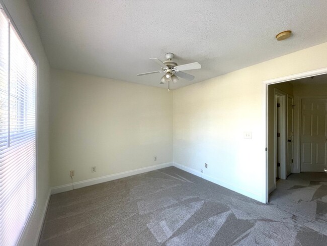 Building Photo - 3 Bedroom, 2.5 Bath Town Home - Large Back...