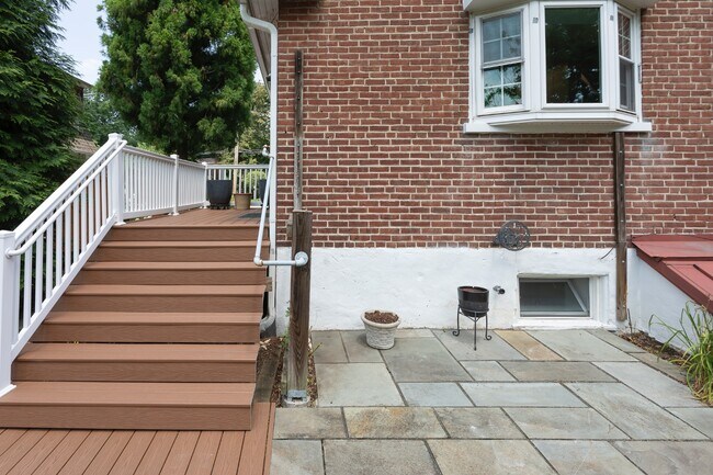 Building Photo - 444 St Davids Ave