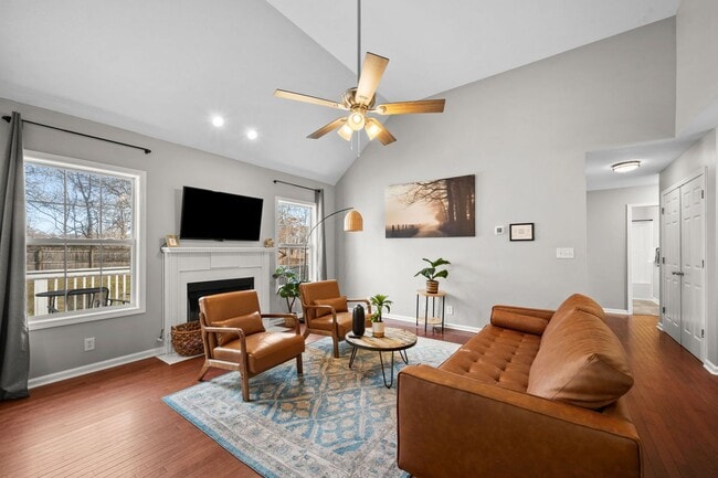 Building Photo - Pet Friendly, Bonus Room and Fenced Backyard!