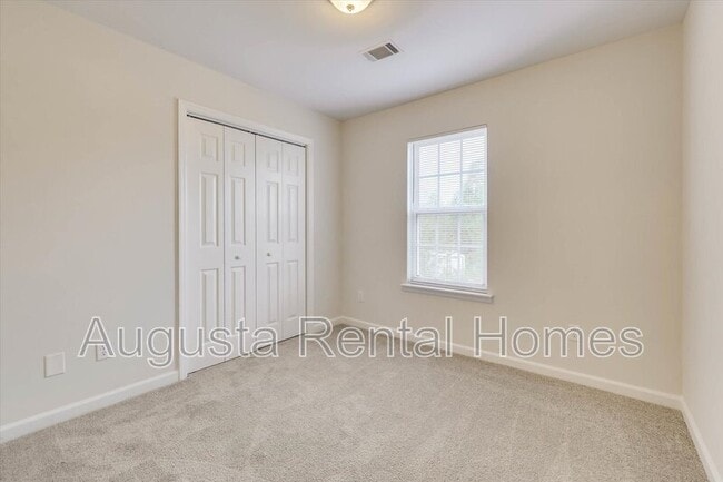 Building Photo - 2824 Cranbrook Dr