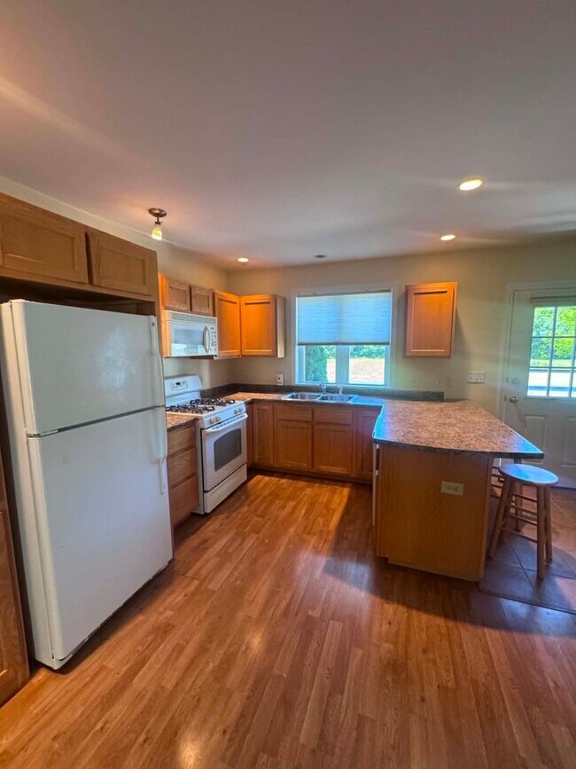 Building Photo - Brunswick Condo End Unit 2BR/1.5BA