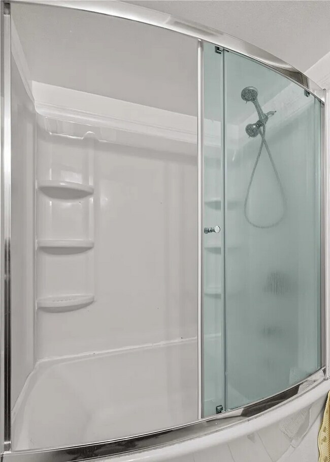 Building Photo - Oakbrook Country Club Condominium (2bedroom)! Apply Today