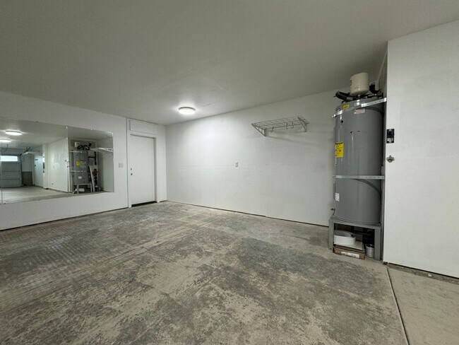 Building Photo - Modern Lynnwood 2BD/2.5BTH Townhome for Lease! Small Pet Friendly!