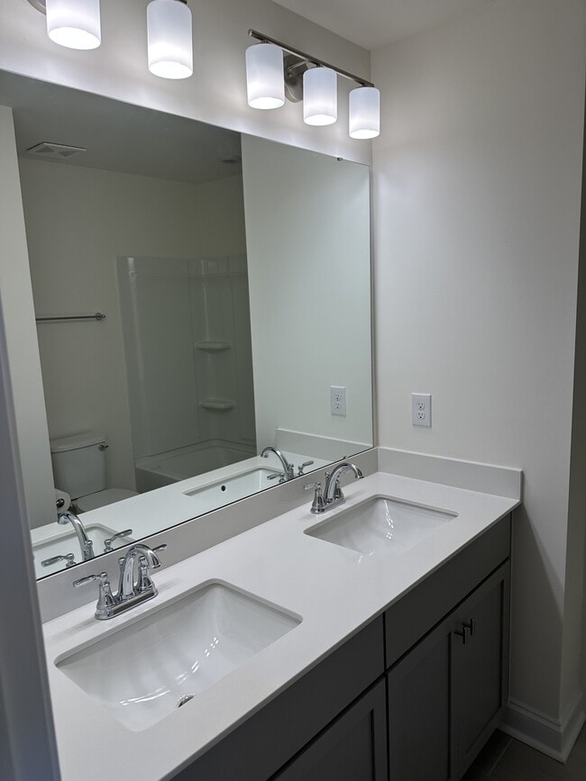 Building Photo - 1027 S Point Rd